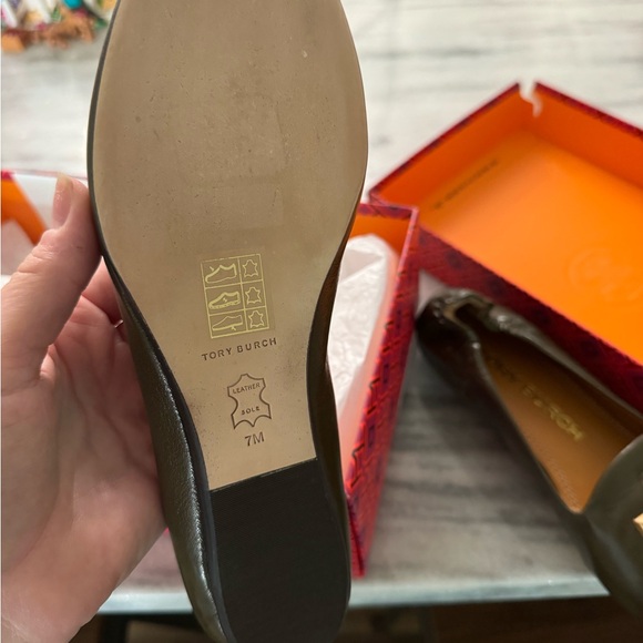 Brand new never worn Tory Burch Eleanor Olive Green. Comfortable and classy. - Picture 2 of 3